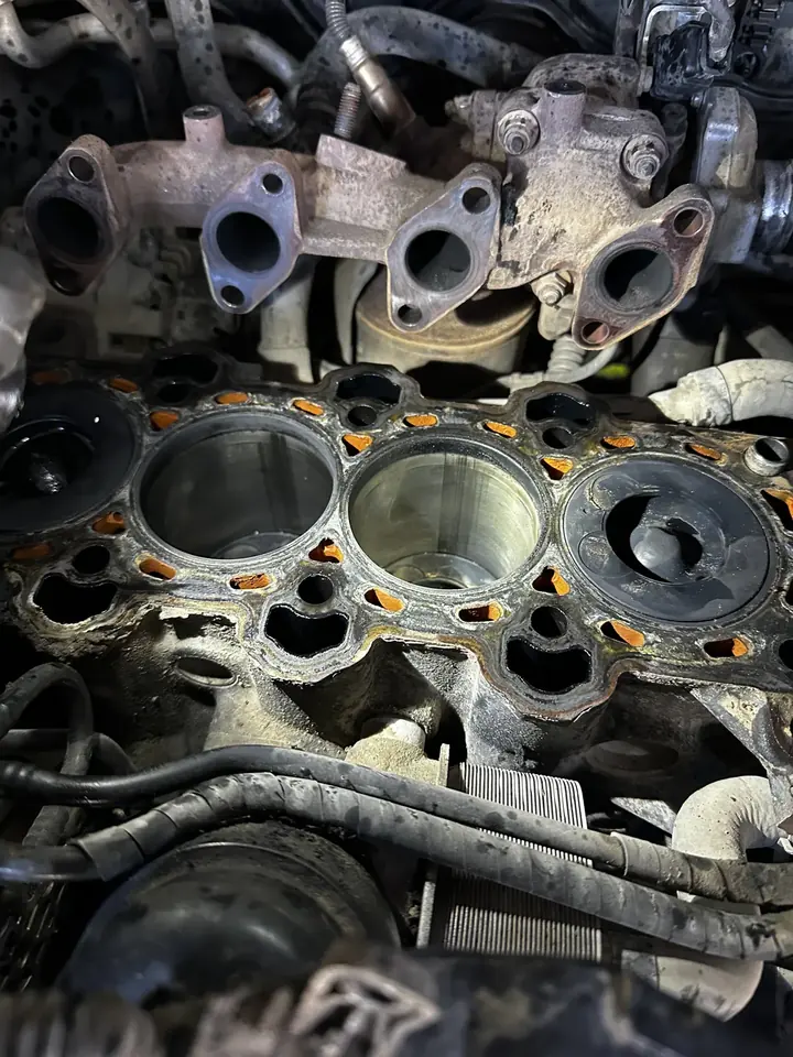 Silindir kapağı sökülmüş motor bloğunda piston tepeleri