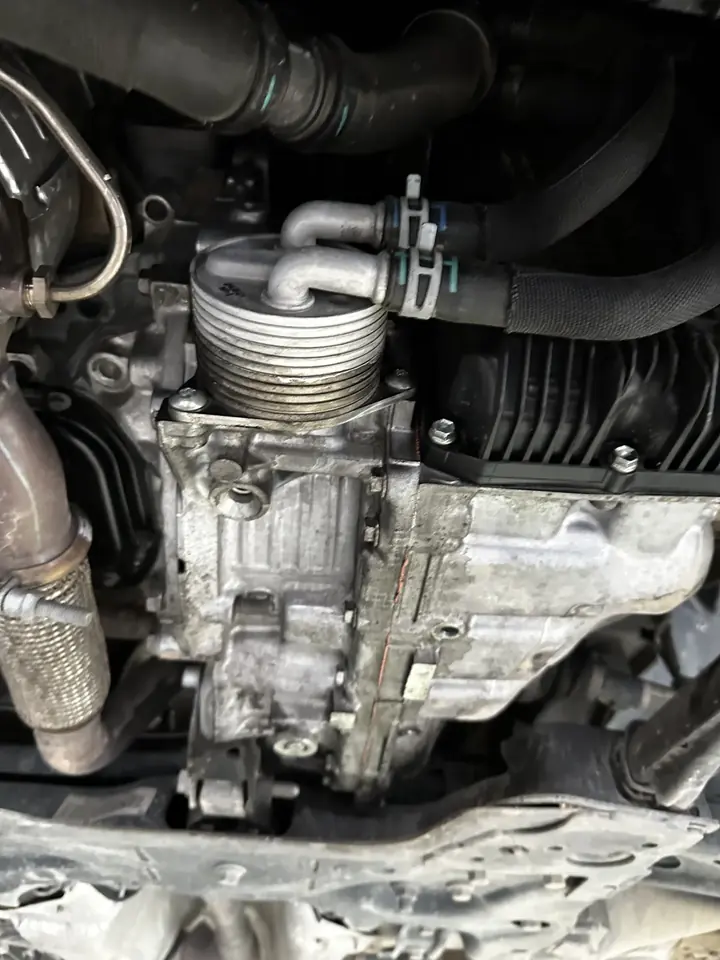 Motor üzerindeki yağ soğutucusu ve filtre gövdesi, alttan görünüm